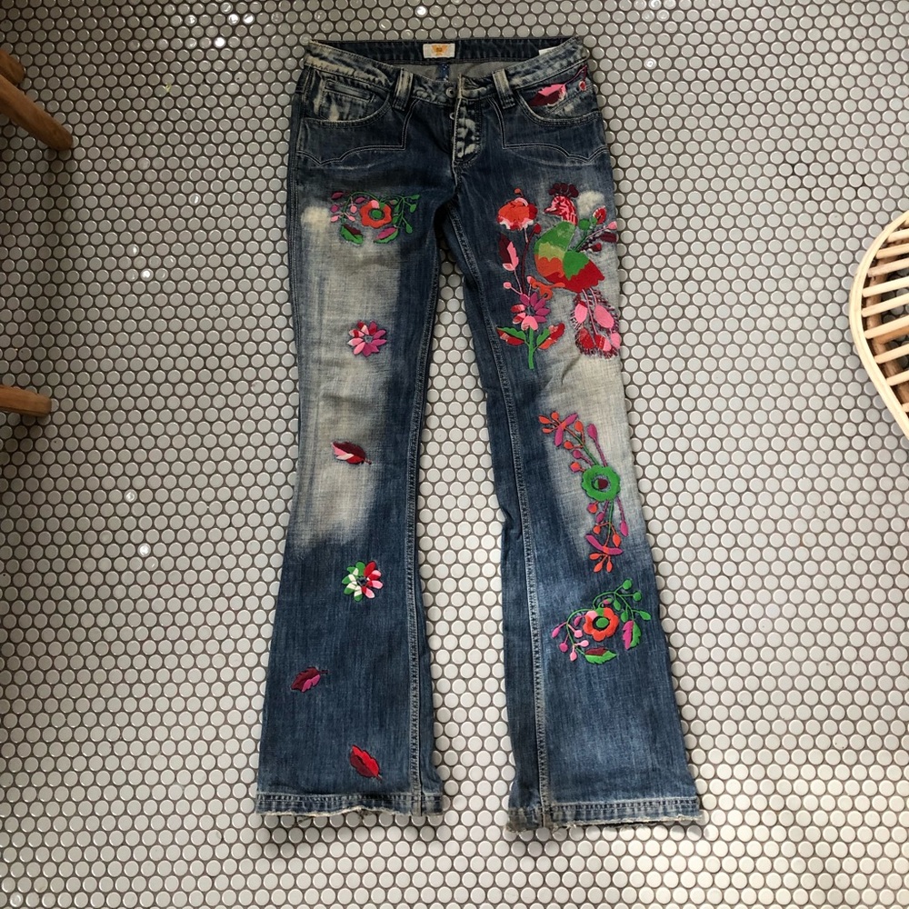 Sz 27 embroidered ANTIK DENIM jeans.